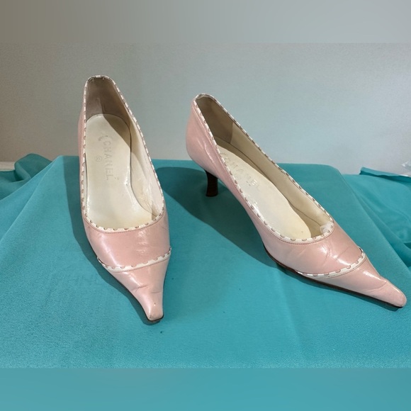* WOW!! Chanel Light Pink Pumps with White Trim. Pointed Toe. Size 7.5-8 (38.5) - Picture 1 of 10